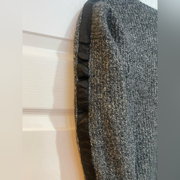 Modern and classic Madewell sweater - Picture 5 of 5